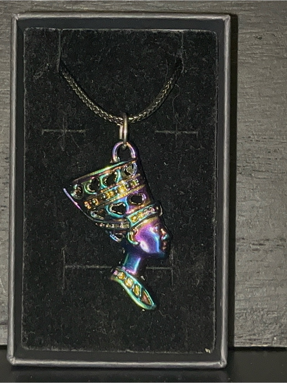 Iridescent Nefertiti Pendant Necklace - Unbranded